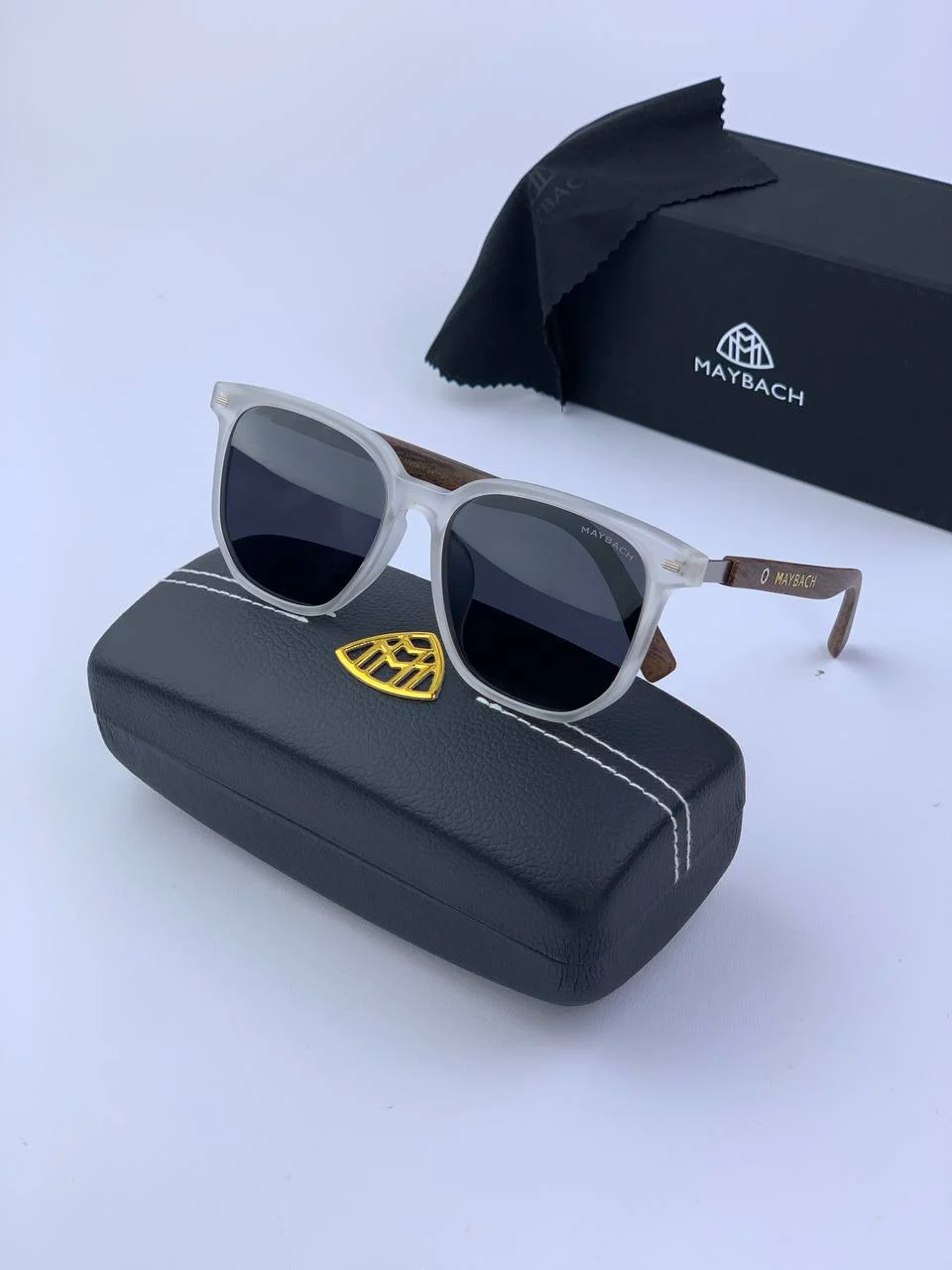 عینک افتابی دسته چوب پلاریزه برند میباخ کد 57
